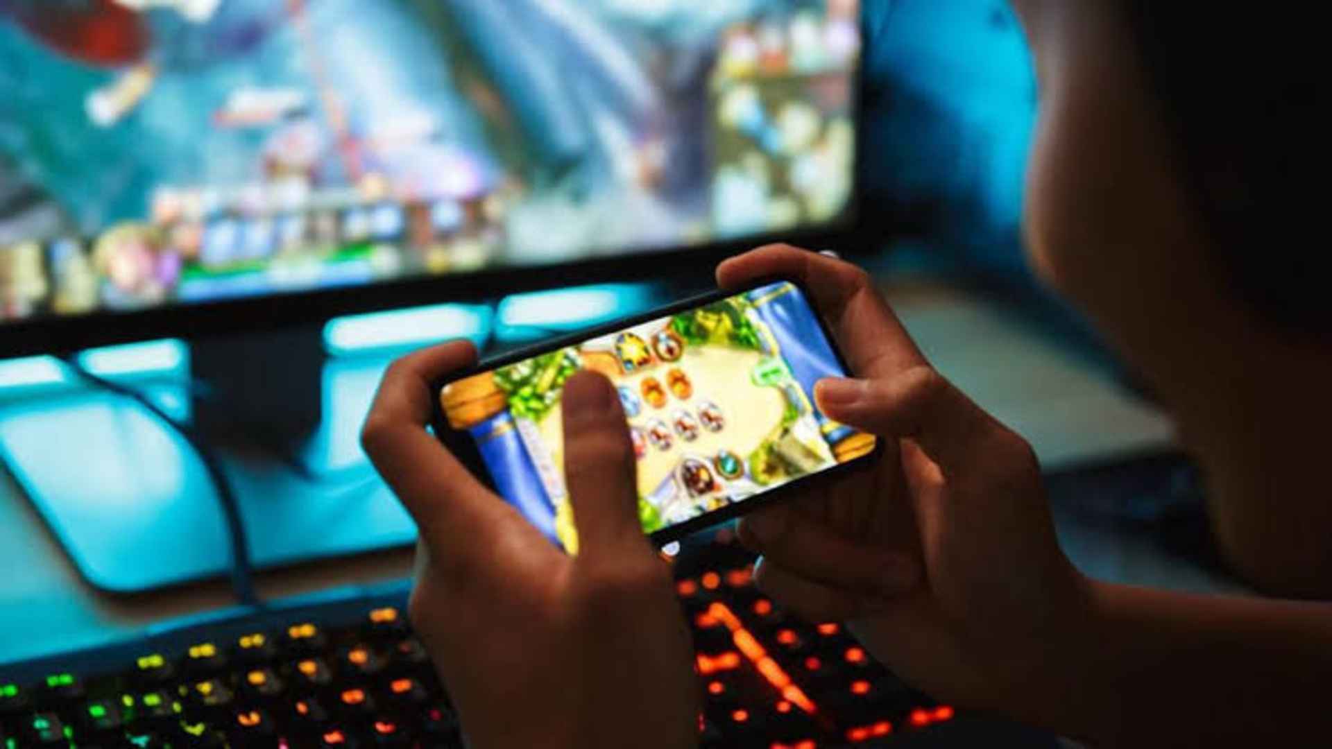 Random Rewards That Strengthen Replay Motivation